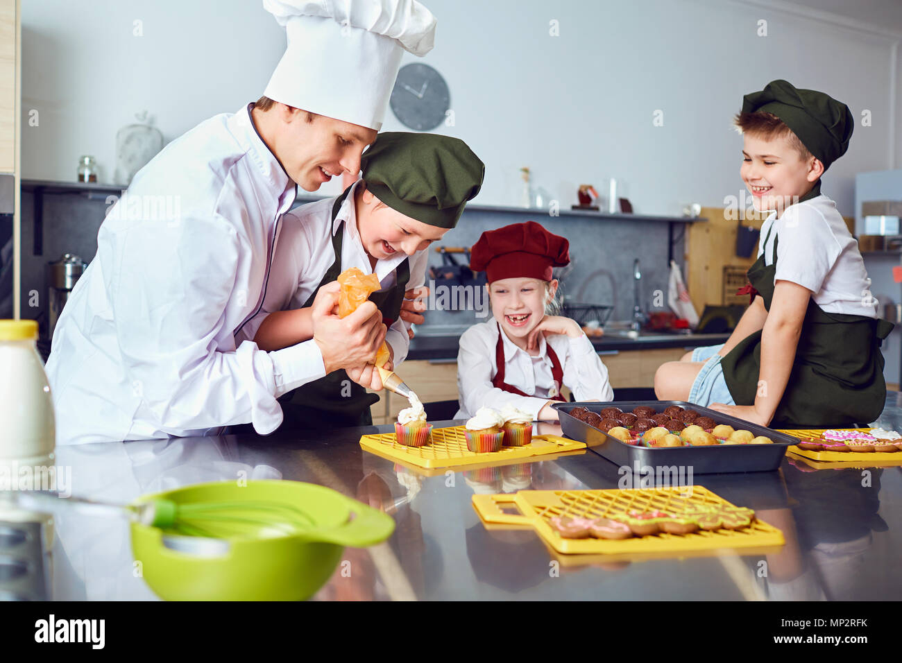 I bambini imparano a cucinare in aula in cucina Foto Stock