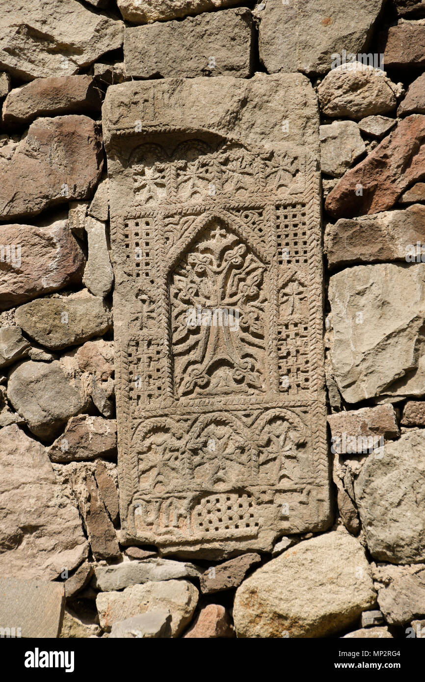 Un intricate khatchkar è incastonato nella roccia al Monastero di Geghard (Monastero della lancia), Garni, Armenia. Foto Stock