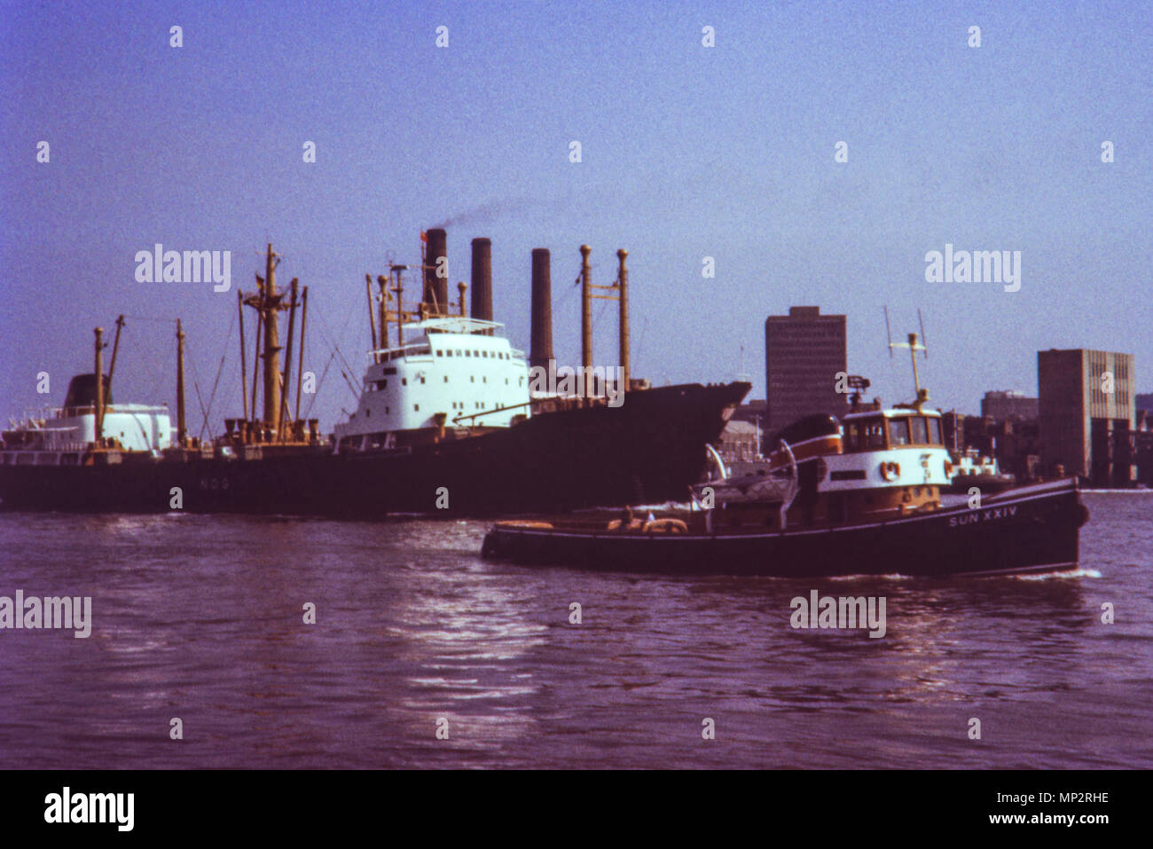 Possibile Deptford o Woolwich Power station negli anni sessanta con il tedesco nave a vela di tassello passato Foto Stock