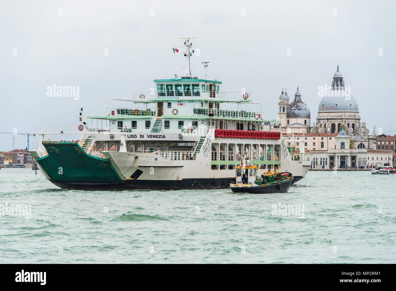 Lido di Venezia per i passeggeri dei traghetti nel porto di lasciare Venezia e direzione Lido di Venezia Foto Stock