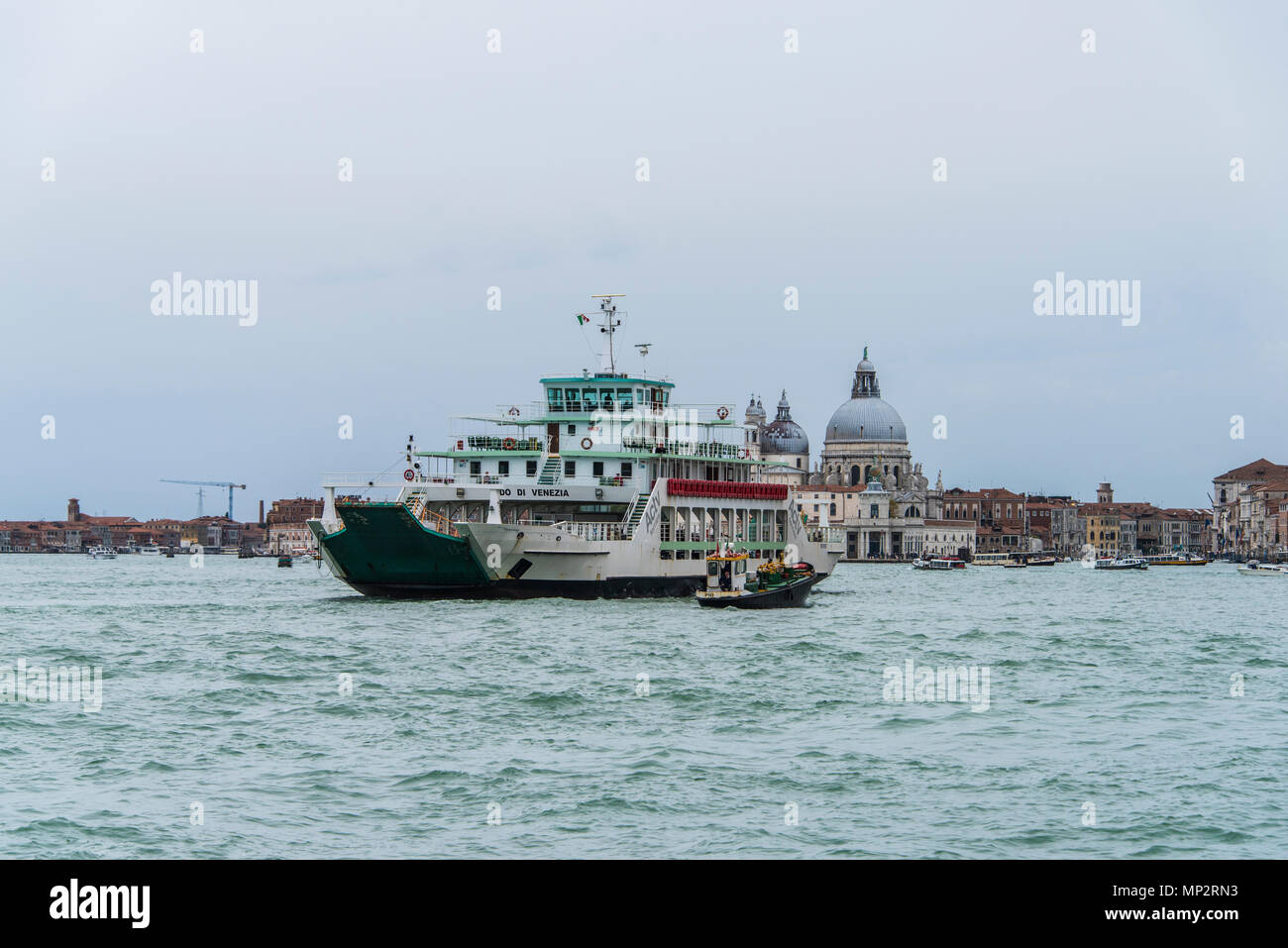 Lido di Venezia per i passeggeri dei traghetti nel porto di lasciare Venezia e direzione Lido di Venezia Foto Stock