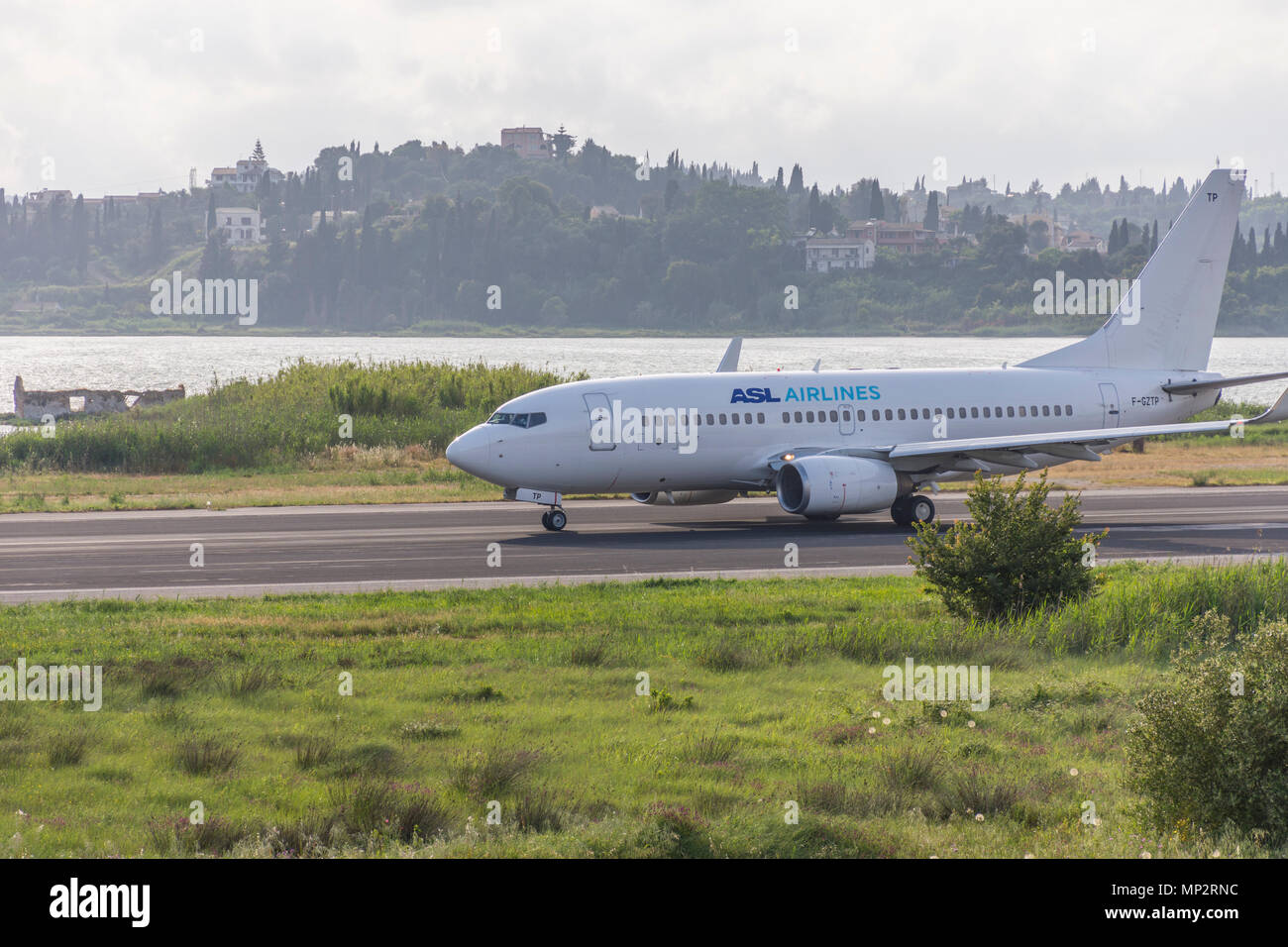 Corfù, Grecia-maggio 06,2018: ASL Airlines Boeing 737-73S in rullaggio a Corfu Aeroporto Internazionale - CFU maggio 06,2018 Foto Stock