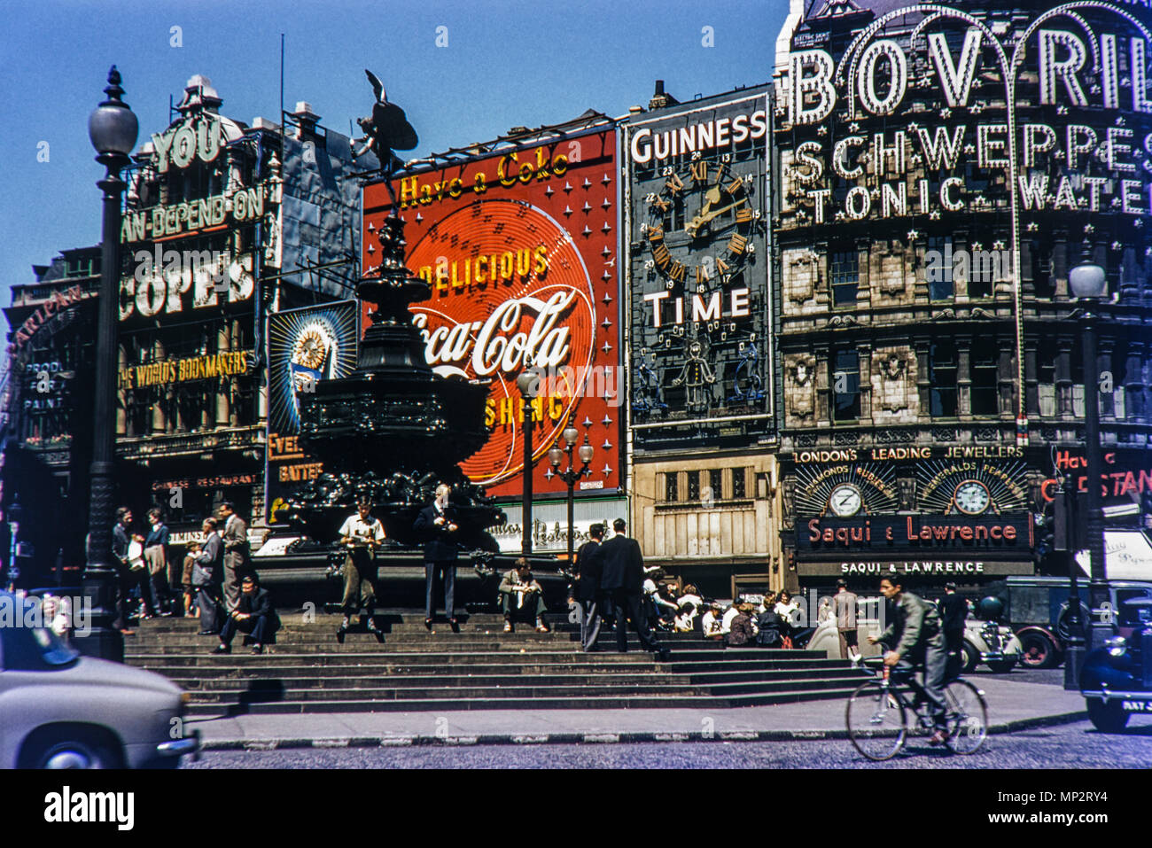 Piccadilly Circus, a Londra negli anni cinquanta Foto Stock