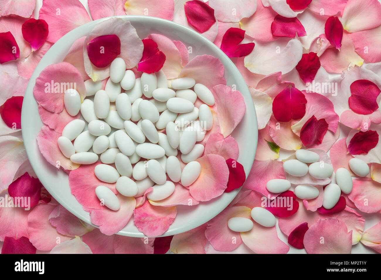 Coriandoli in un piatto da portata la coppa con petali di rosa Foto Stock