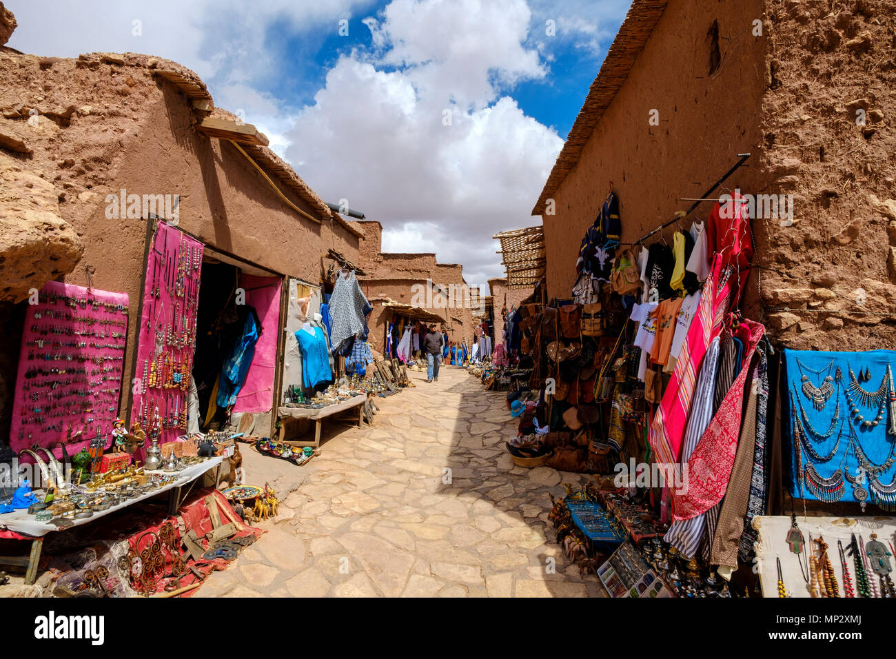 Prodotti per la vendita in uno stallo di Aït Benhaddou, Marocco. Aït Benhaddou è un ighrem (borgo fortificato), situato lungo la ex caravan percorso tra t Foto Stock