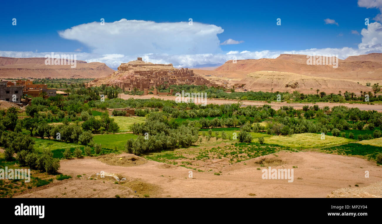 Aït Benhaddou è un ighrem (borgo fortificato), situato lungo la ex caravan itinerario tra il Sahara e Marrakech nel presente-giorno del Marocco. Foto Stock