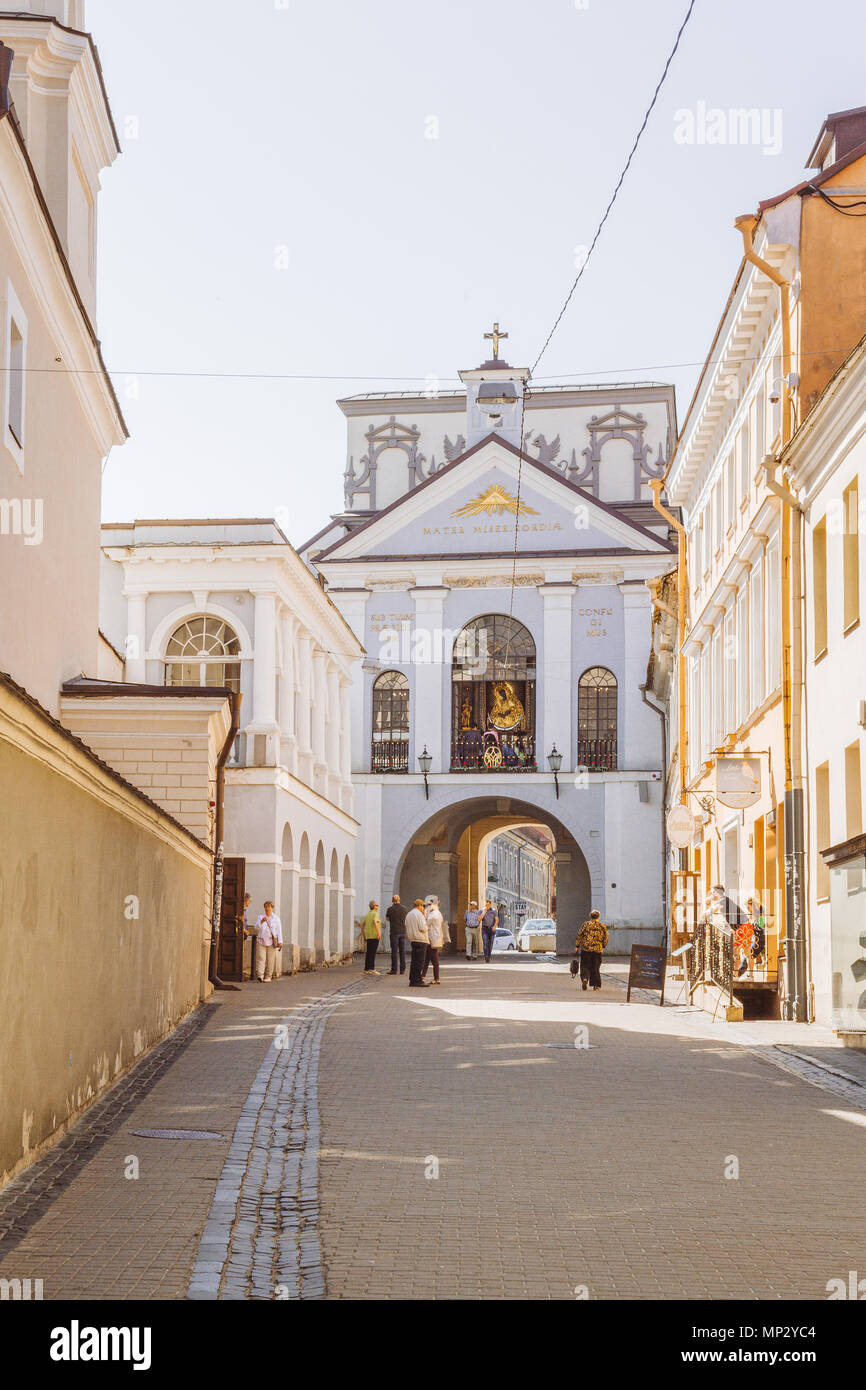 Le persone sono in cammino verso la porta di Alba a Vilnius, in Lituania. Foto Stock