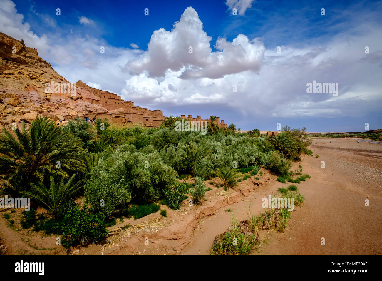 Aït Benhaddou è un ighrem (borgo fortificato), situato lungo la ex caravan itinerario tra il Sahara e Marrakech nel presente-giorno del Marocco. Foto Stock