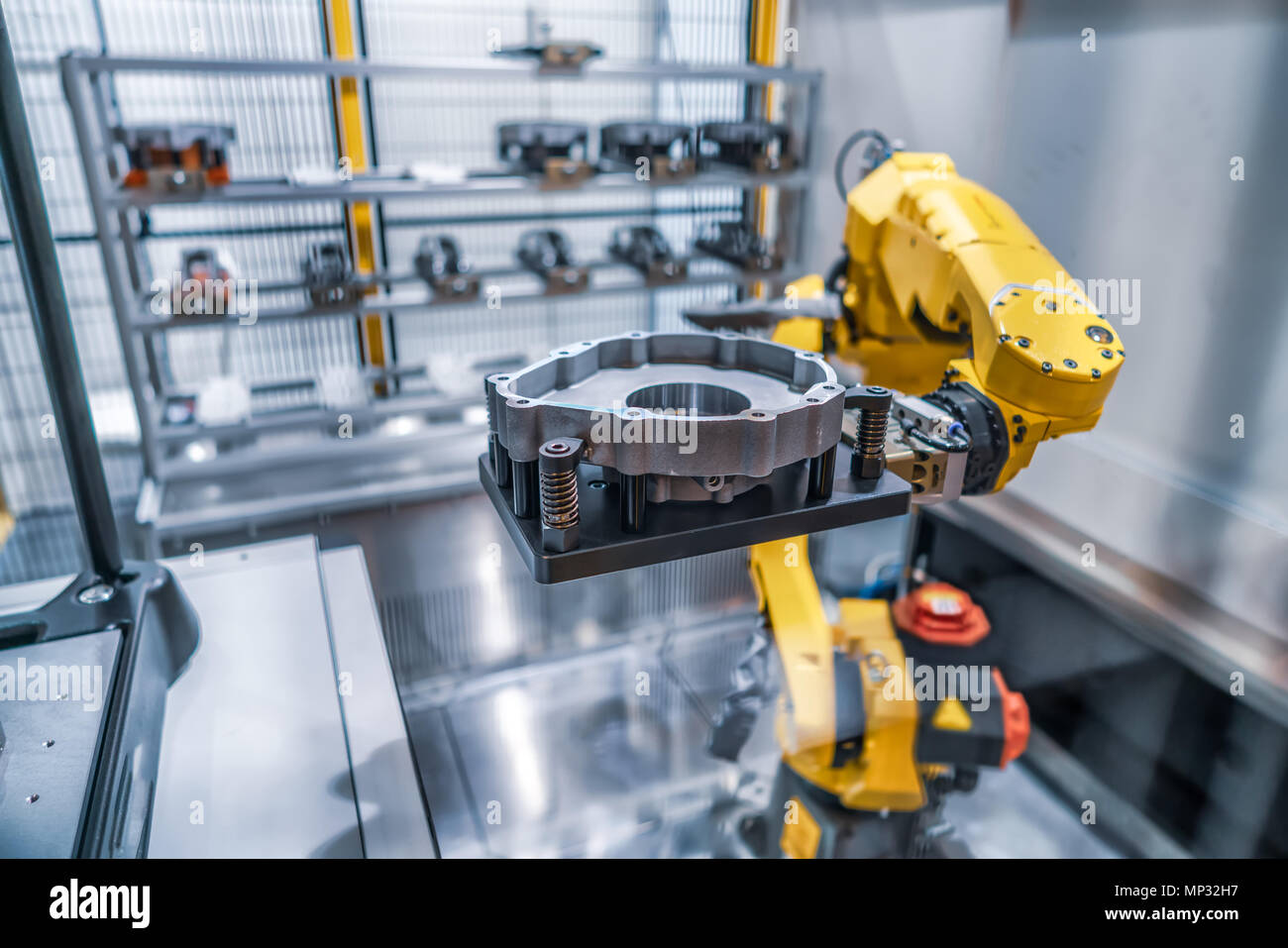 Il braccio robotico di linee di produzione industriale moderna tecnologia. Cella di produzione automatica. Foto Stock