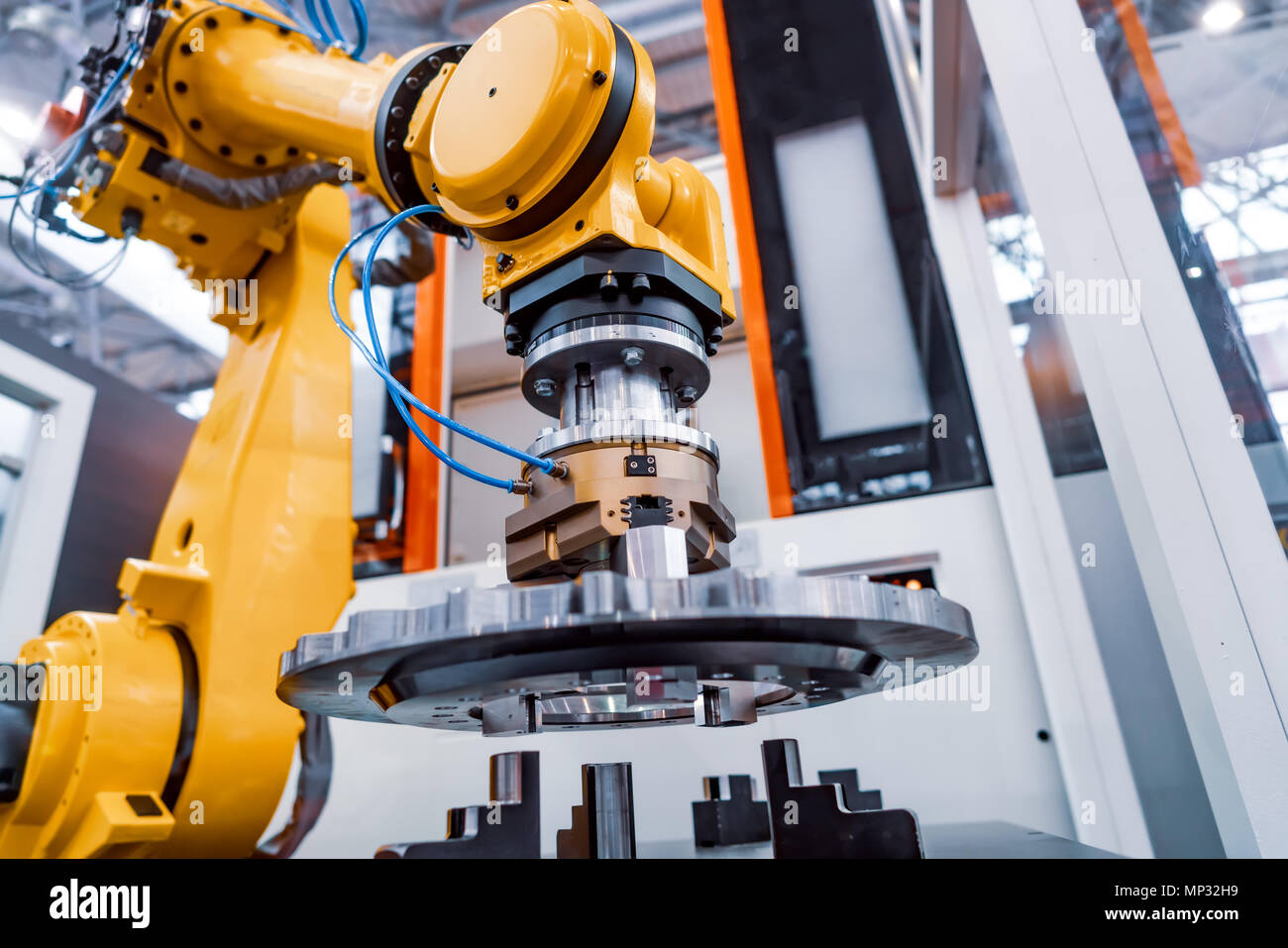 Il braccio robotico di linee di produzione industriale moderna tecnologia. Cella di produzione automatica. Foto Stock