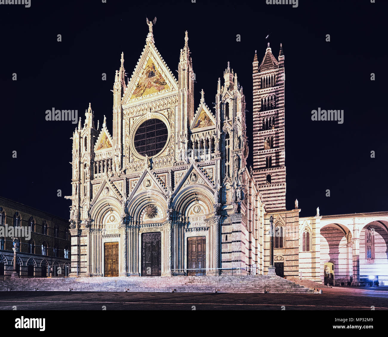 Cattedrale di Siena, Toscana, Italia. Illuminata di notte Foto Stock