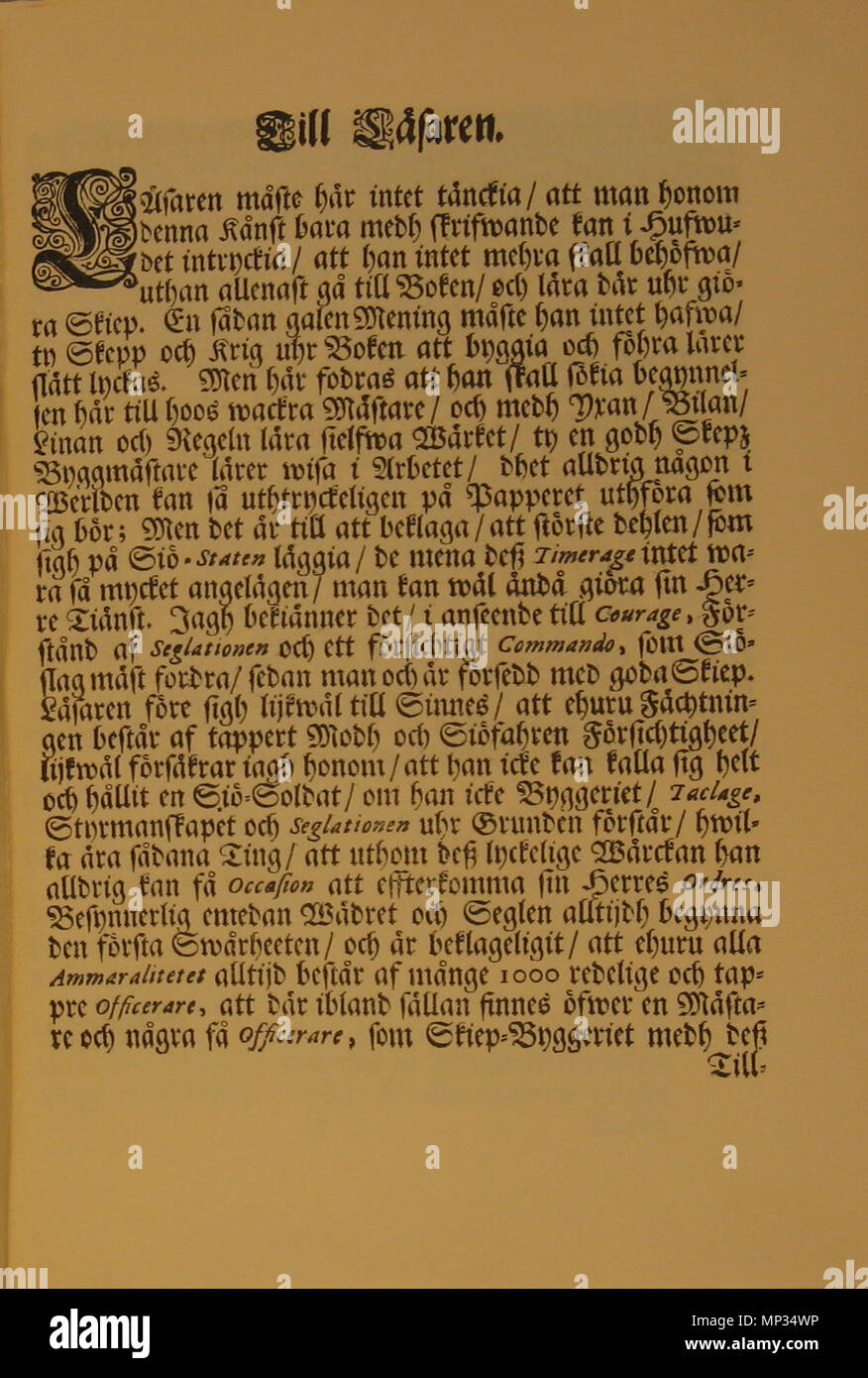 . Inglese: Pagina da Skeps Byggerij Eller Adelig Öfnings Tionde Tom ('Shipbuilding o il decimo volume di Adelig Öfning'), un trattato sulla costruzione navale come parte del più volume di lavoro Adelig Öfning ("nobile pratica[s]'), scritto nel tardo XVII secolo dall'autore svedese Åke Rålamb. Prefazione; pagina 7. Svenska: Sida från Skeps Byggerij Eller Adelig Öfnings Tionde Tom, en redogörelse för skeppsbygge som en del Adelig Öfning, encyklopedisk ett verk i flera volymer som beskriver färdigheter och andra som sysslor ansågs pertinenti adelsmän för att kunna. Skriven senare delen av 1600-talet Åk av Foto Stock