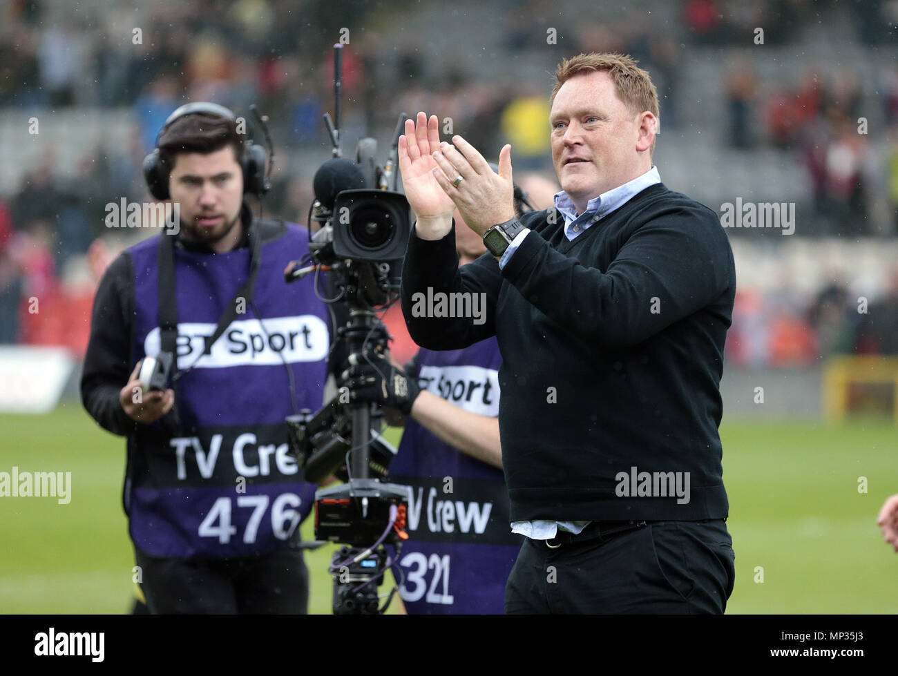 Livingston manager, David Hopkin, celebra la promozione dopo la vittoria contro Patrick Thistle durante la Ladbrokes Premiership play-off finale, la seconda gamba corrisponde al controllo di energia in corrispondenza dello stadio Firhill, Glasgow. Foto Stock