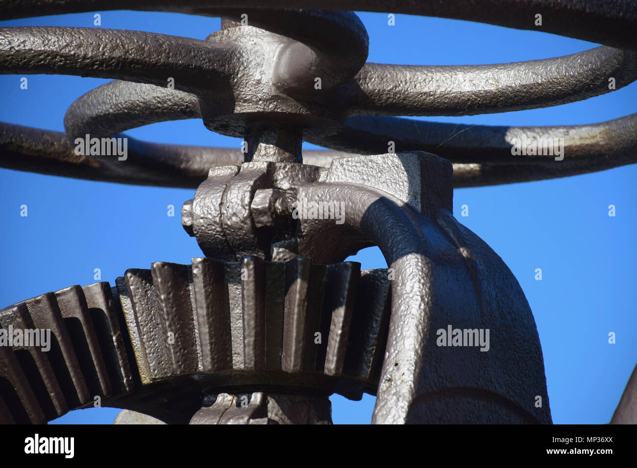 Una porzione di un vecchio acciaio valvola industriale utilizzato in un impianto di trattamento delle acque Foto Stock