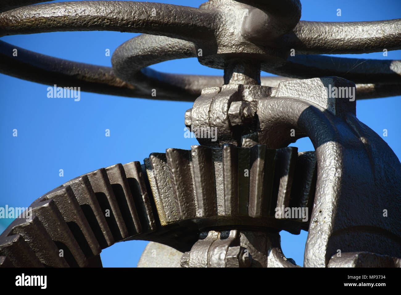 Una porzione di un vecchio acciaio valvola industriale utilizzato in un impianto di trattamento delle acque Foto Stock