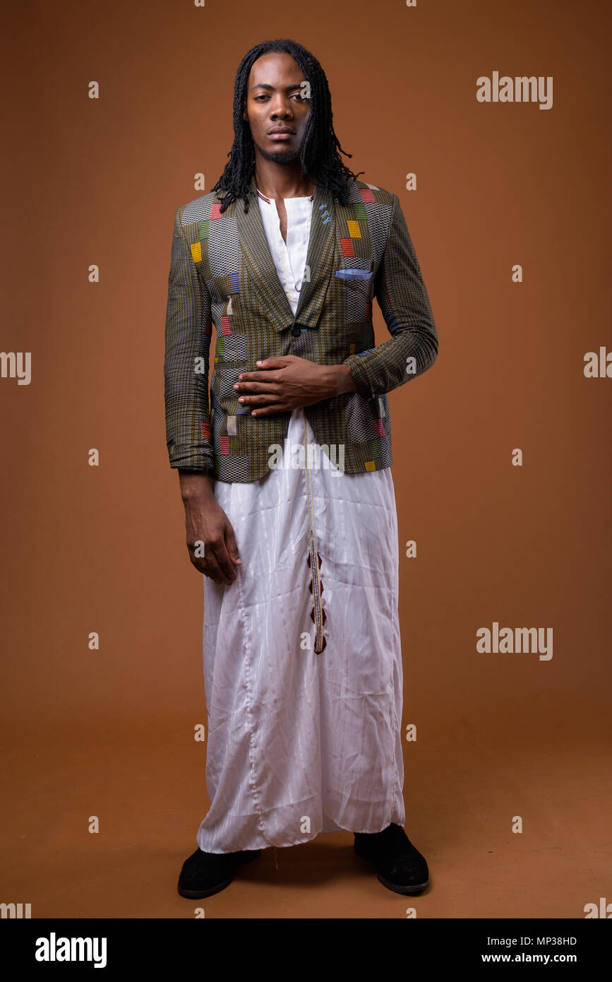 I giovani africani bello uomo che indossa gli abiti tradizionali Foto Stock