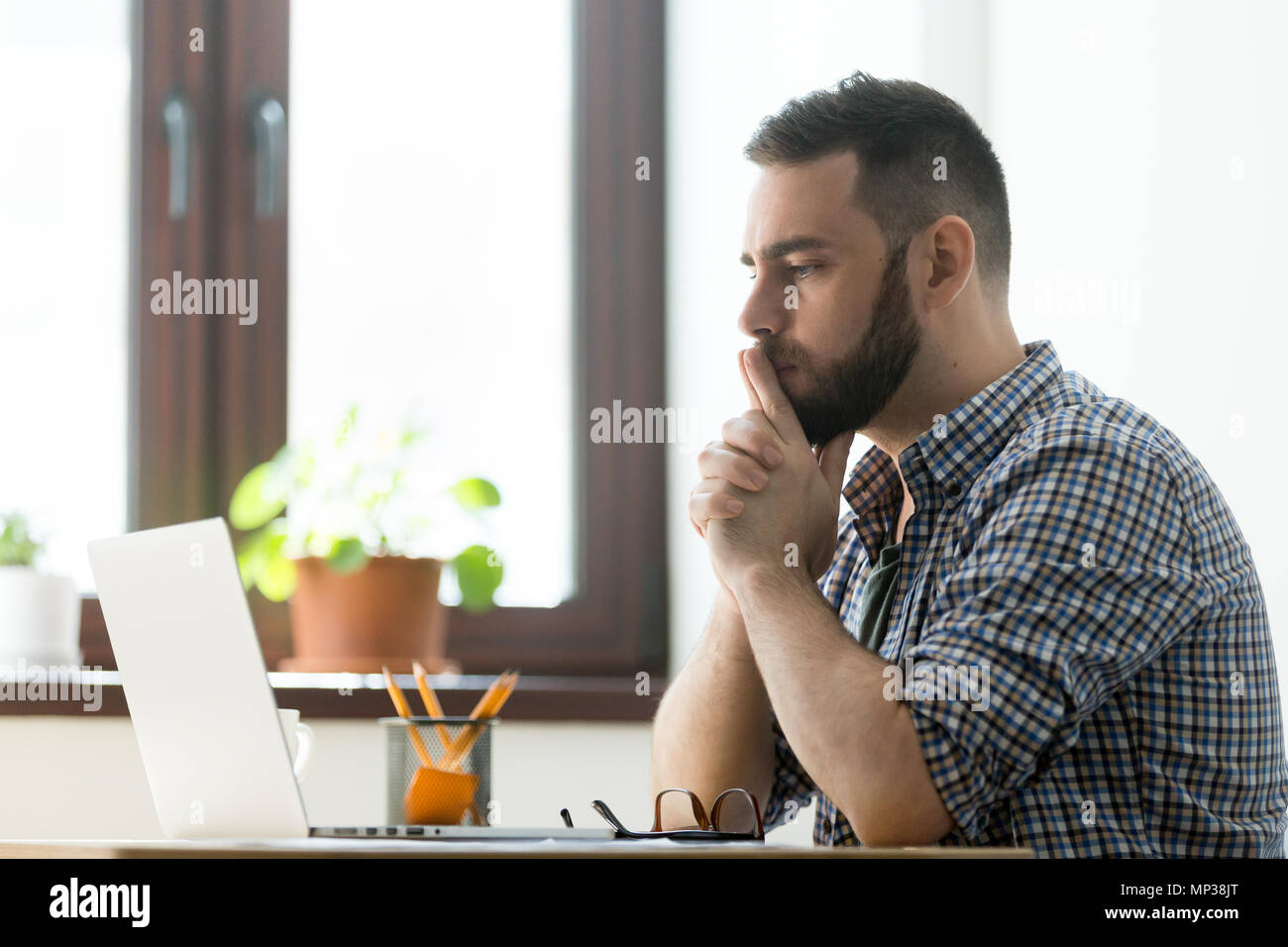 Maschio pensieroso considerando business la soluzione del problema Foto Stock