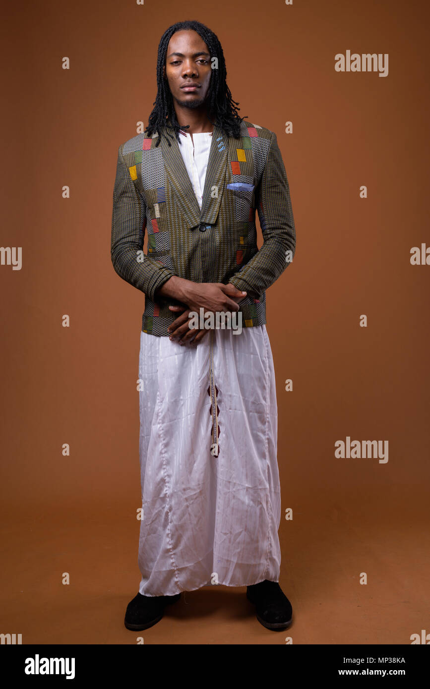 I giovani africani bello uomo che indossa gli abiti tradizionali Foto Stock