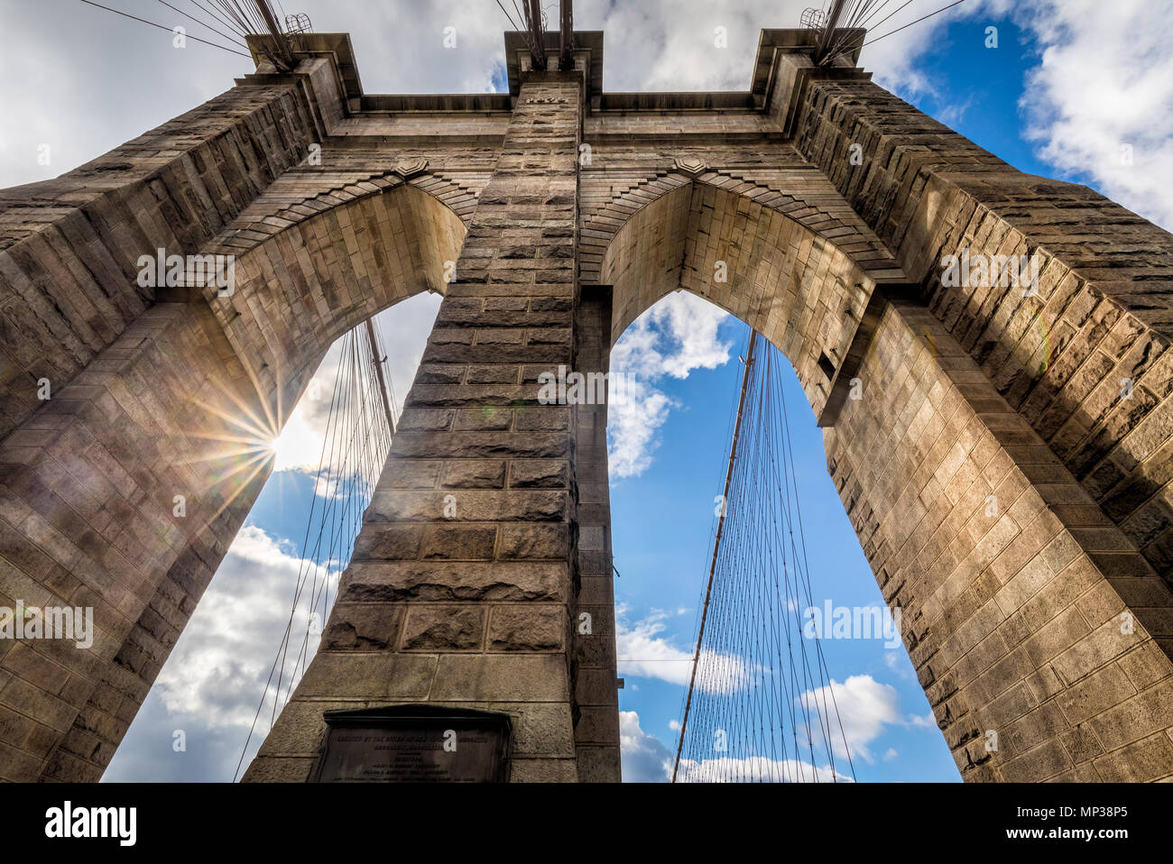 La massiccia archi del Ponte di Brooklyn a New York City, Stati Uniti d'America. Foto Stock