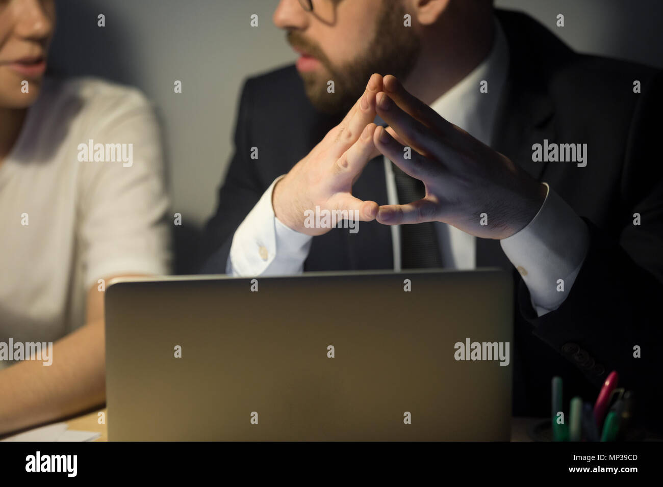 Close up di lavoratore mettere mano insieme al meeting aziendale Foto Stock