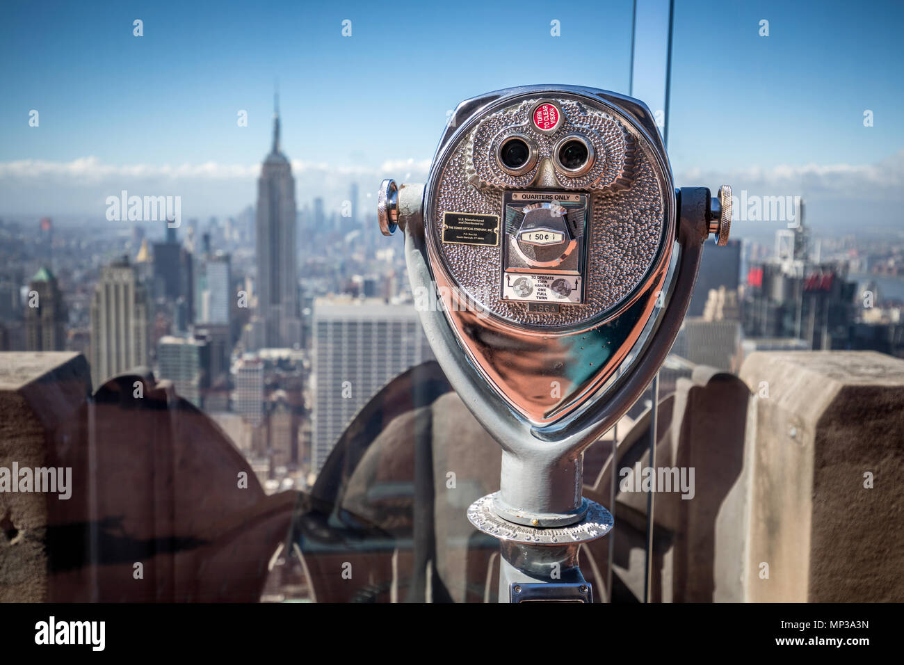 Iconico gettoniera telescopio al Top del Rock observation deck nella città di New York, Stati Uniti d'America. Foto Stock