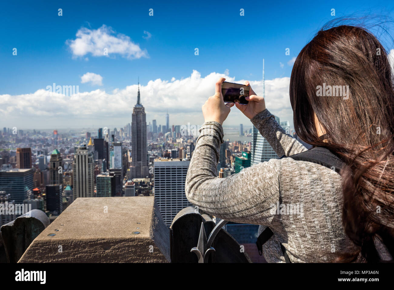 Un turista fotografie l' Empire State building dal Rockefeller Plaza observation deck nella città di New York, Stati Uniti d'America. Foto Stock