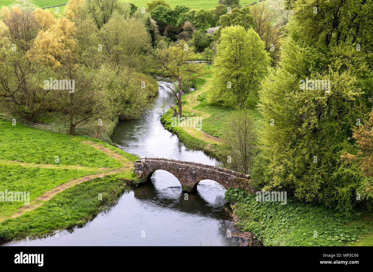 Ponte sul fiume Wye in motivi di Haddon Hall, vicino a Bakewell, Derbyshire, England, Regno Unito Foto Stock