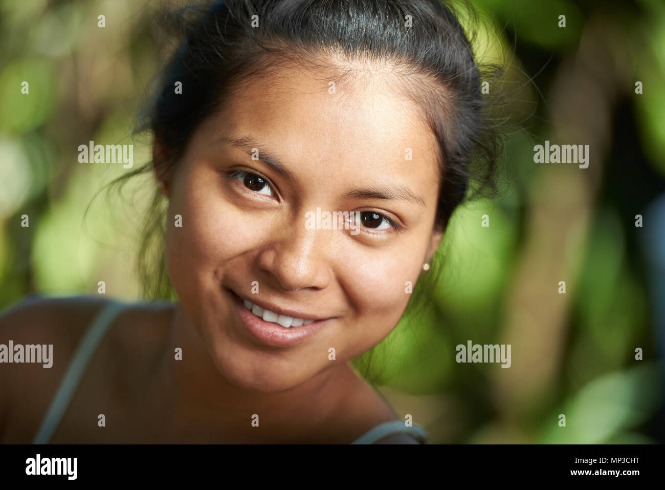 Attraente ragazza ispanica ritratto di close-up sul sfocata nbackground naturale Foto Stock