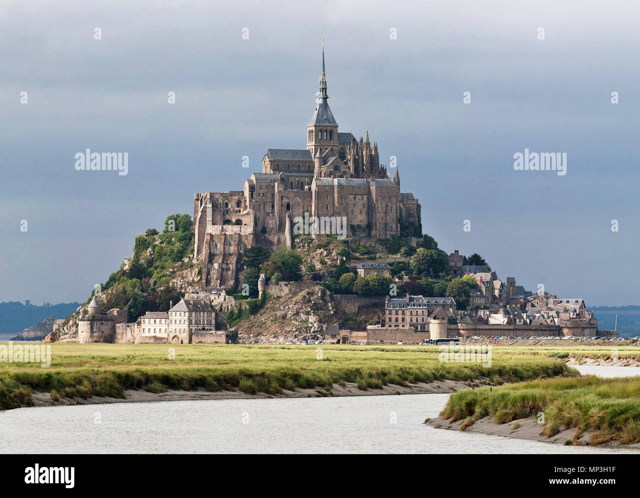 . Inglese: Mont Saint Michel come visto lungo il fiume Couesnon in Normandia, Francia . Il 5 luglio 2011. Diliff 903 Mont St Michel 3, Brittany, Francia - Luglio 2011 Foto Stock