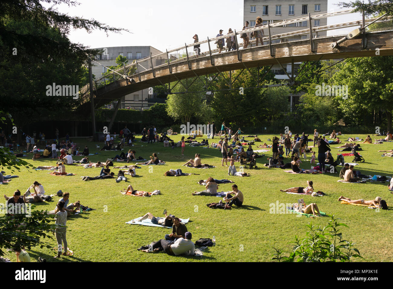 Persone rilassarsi e godersi il sole a Reuilly Paolo Permin park in un pomeriggio soleggiato a Parigi. Foto Stock