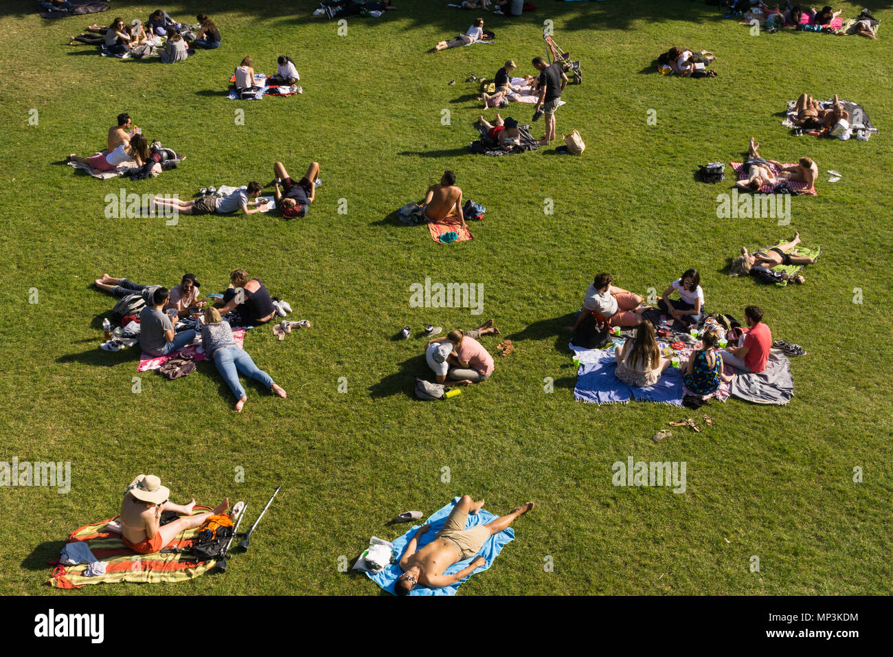 Persone rilassarsi e godersi il sole del pomeriggio a Reuilly Paolo Permin park a Parigi, Francia. Foto Stock