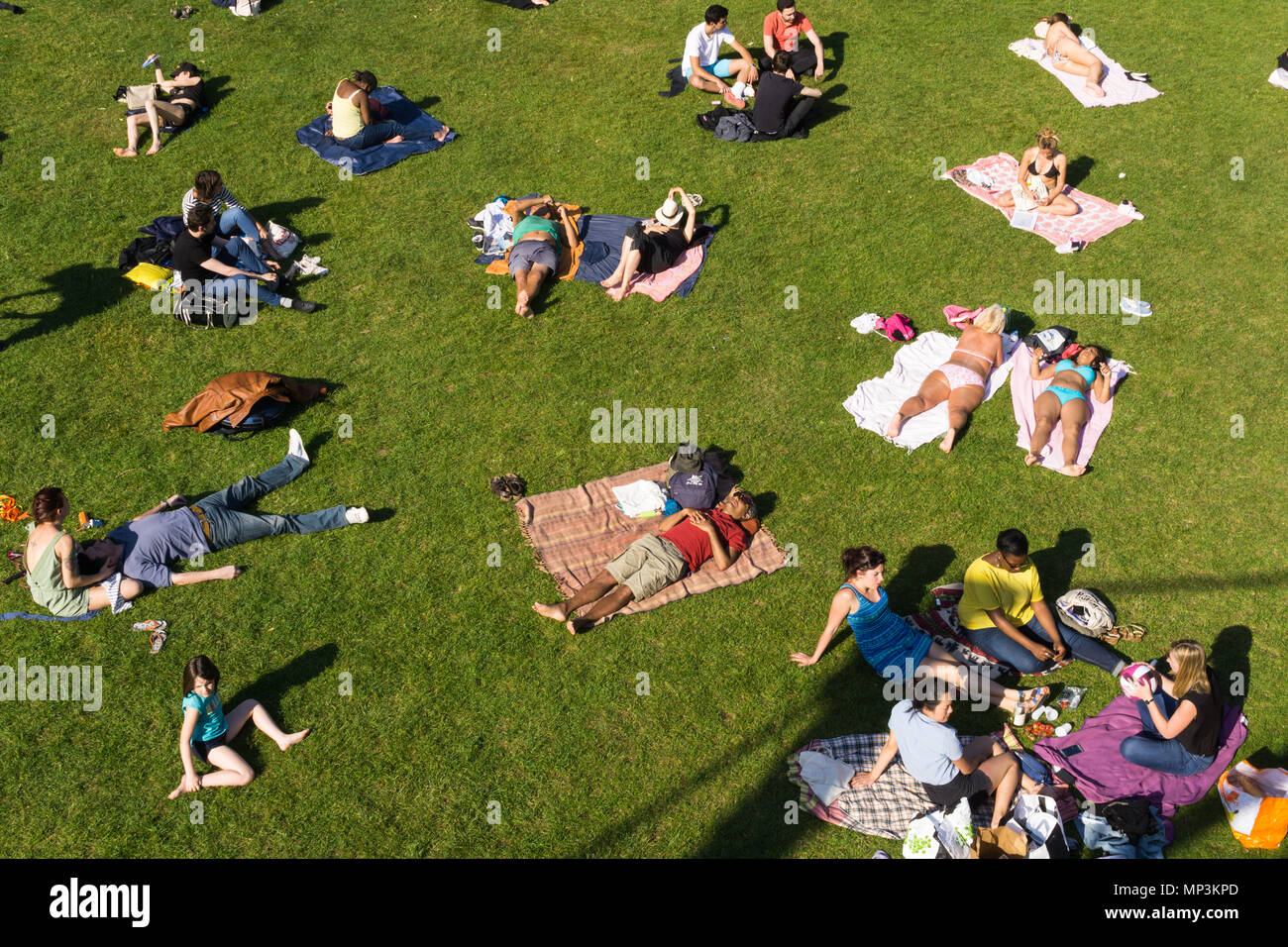 Persone rilassarsi e godersi il sole del pomeriggio a Reuilly Paolo Permin park a Parigi, Francia. Foto Stock