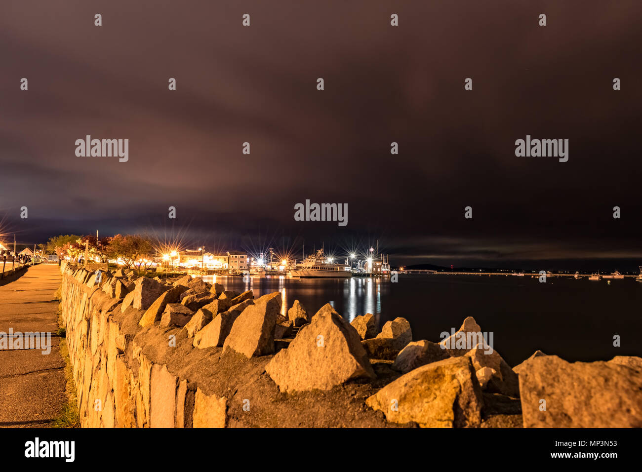 Questa foto è stata scattata sul Water Street in Plymouth, ma intorno a 11:30 pm il 13 maggio 2018. La posizione esatta in cui si trova proprio in fondo alla strada da Plymouth Rock Foto Stock