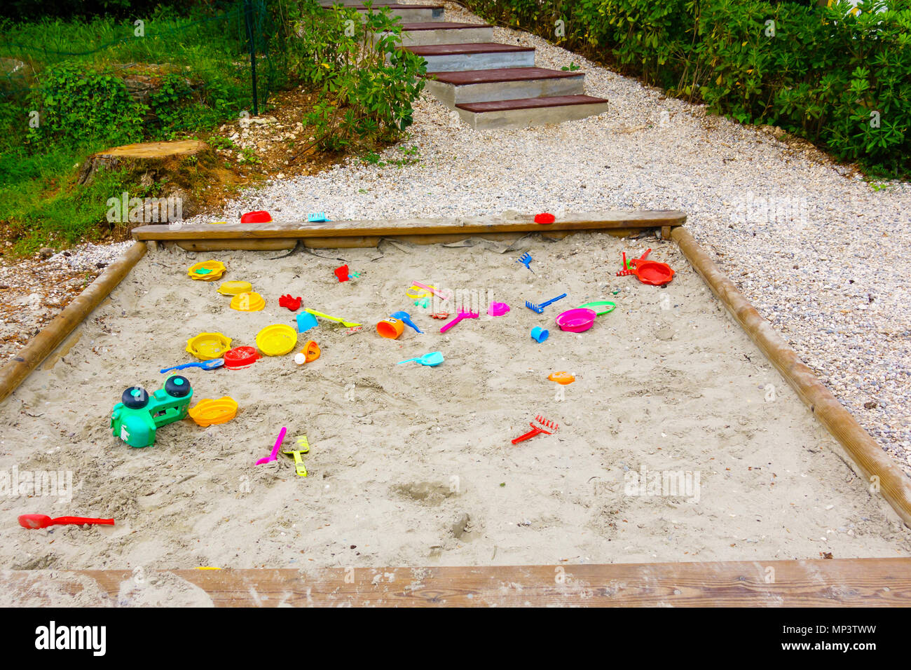 Colorati giocattoli per bambini in giro a sandbank, parco giochi per bambini in un parco Foto Stock