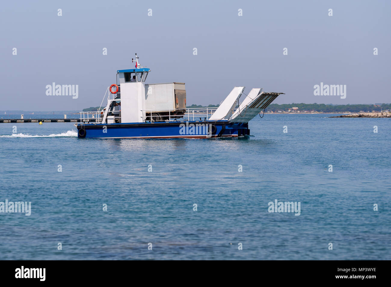 Piccoli traghetti locali per un auto o camion di piccole dimensioni nelle vicinanze di collegamento isole con la terraferma Foto Stock