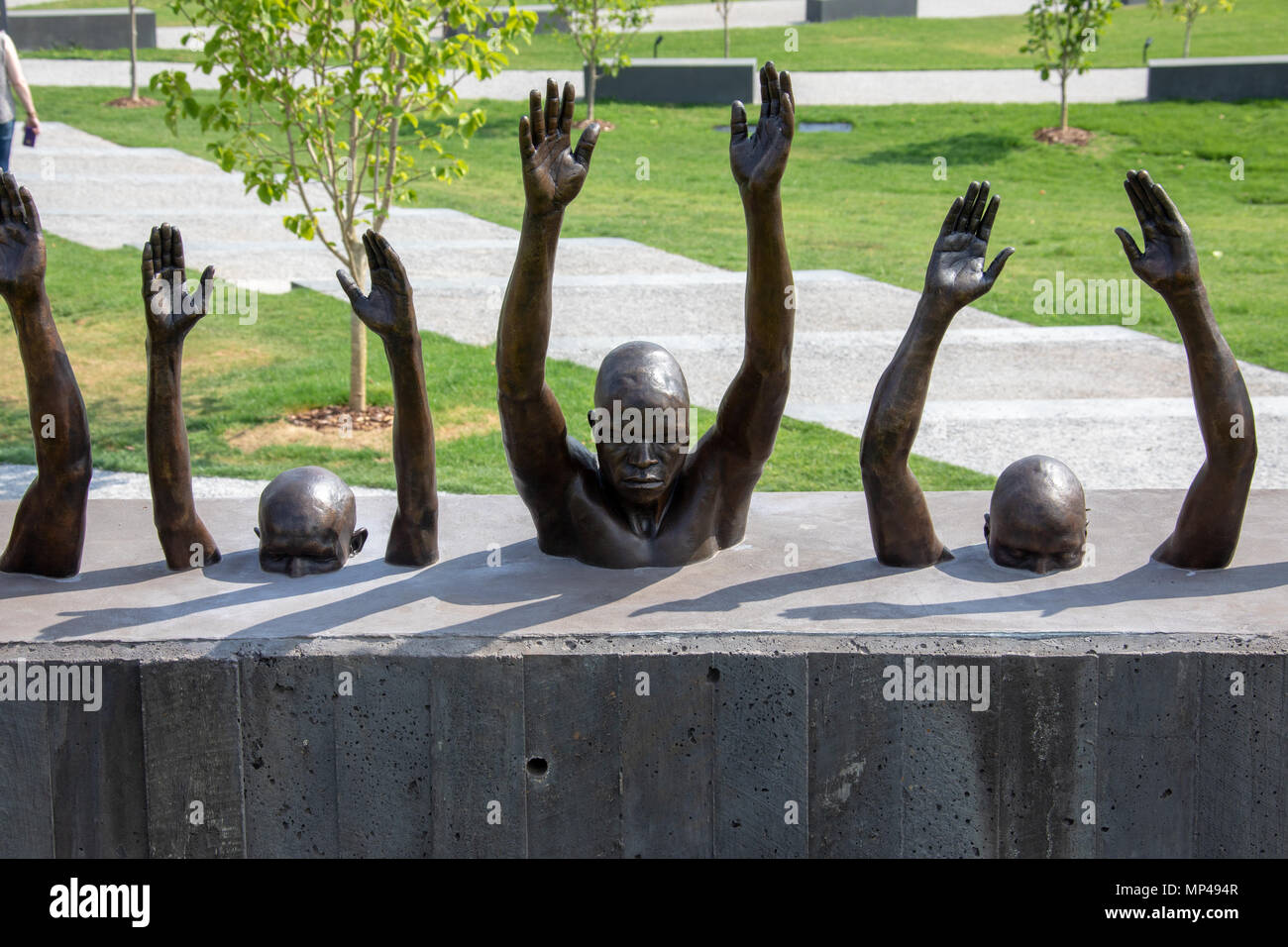 Alzarsi da Hank Willis Thomas, 2016, il memoriale nazionale per la pace e la giustizia o linciaggio nazionale Memorial, Montgomery, Alabama, STATI UNITI D'AMERICA Foto Stock