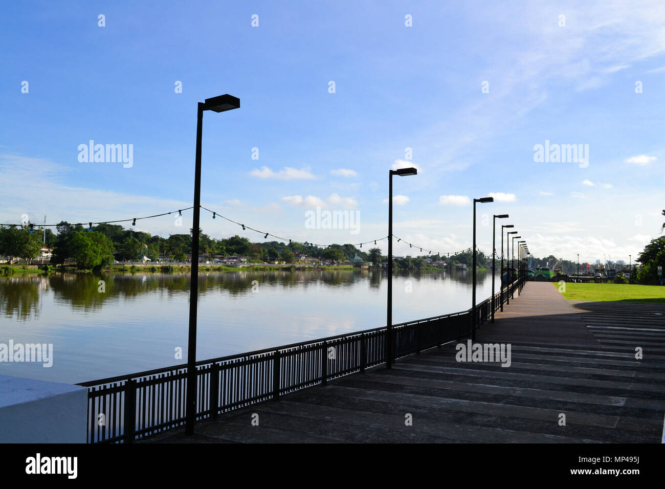 La mattina con un paesaggio lungo il fiume Sarawak banche, vicino al Grand Hotel Margherita. Foto Stock