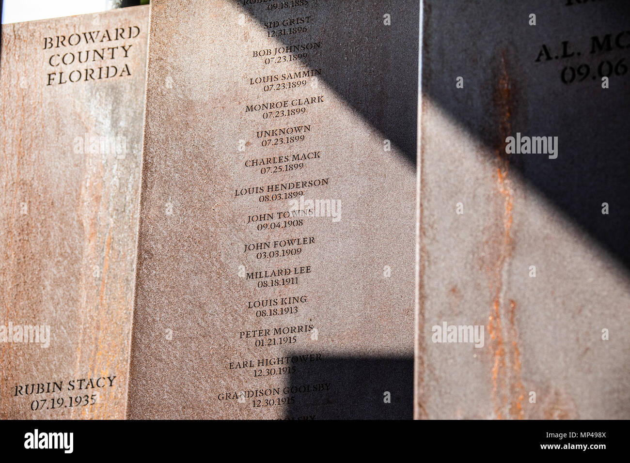 Il Memoriale Nazionale per la pace e la giustizia o linciaggio nazionale Memorial, Montgomery, Alabama, STATI UNITI D'AMERICA Foto Stock