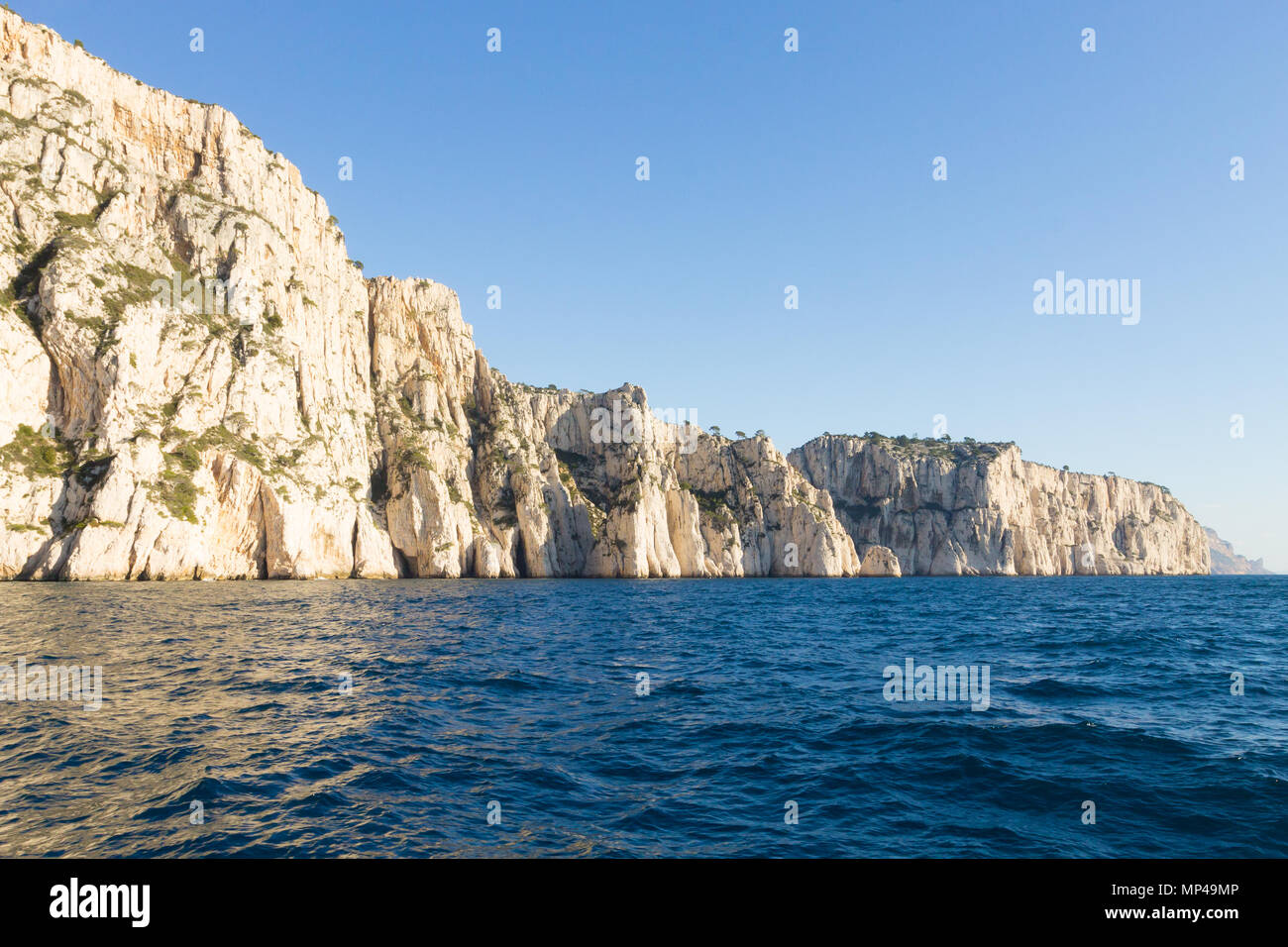 La bellissima natura dei Calanchi sul litorale azzurro della Francia. Calanchi Parco Nazionale nei pressi di Marsiglia. Natura e outdoor Foto Stock