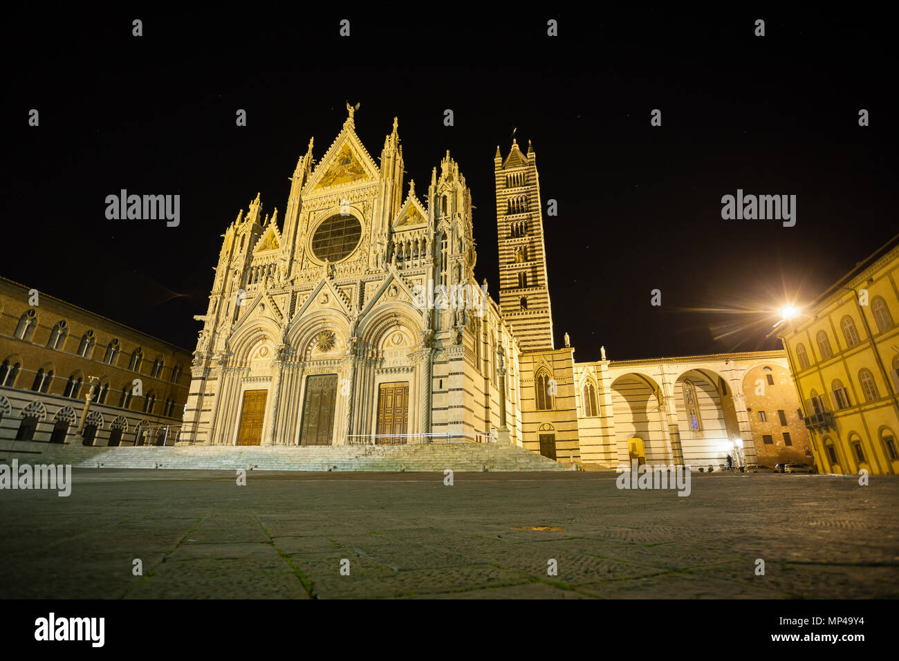 Vista notturna del Duomo di Siena di Santa Maria Assunta (Duomo di Siena) a Siena, Toscana, Italia. Punto di riferimento italiano Foto Stock