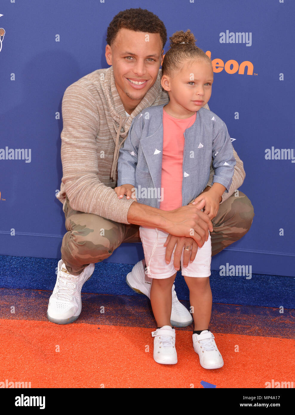 Steph Curry e figlia al 2015 Nickelodeon Kid's Choice Sports Awards a UCLA Paley Center di Los Angeles. Luglio 16, 2015.Steph Curry e figlia ------------- Red Carpet Event, verticale, STATI UNITI D'AMERICA, industria cinematografica, celebrità, fotografia, Bestof, arte cultura e intrattenimento, Topix celebrità moda / Verticale, meglio di, evento nella vita di Hollywood - California, moquette rossa e dietro le quinte, USA, industria cinematografica, celebrità, movie celebrità, personaggi televisivi, musica celebrità, fotografia, Bestof, arte cultura e intrattenimento, Topix, verticale, famiglia da dall'anno , 2015, inchiesta tsu Foto Stock
