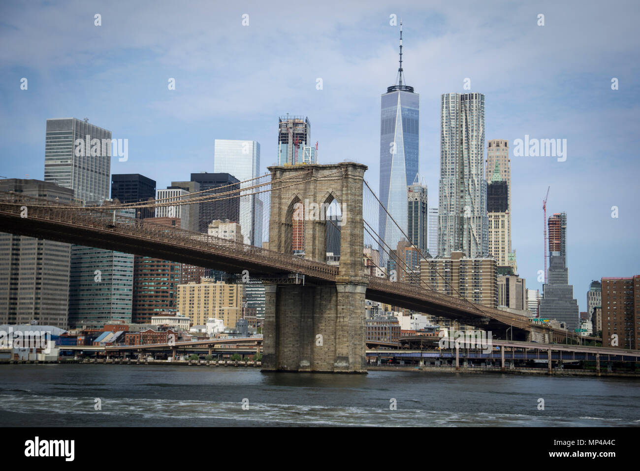 Il Ponte di Brooklyn è un cavo ibrido-alloggiato/ponte di sospensione in New York City ed è uno dei più antichi ponti stradale negli Stati Uniti. Foto Stock