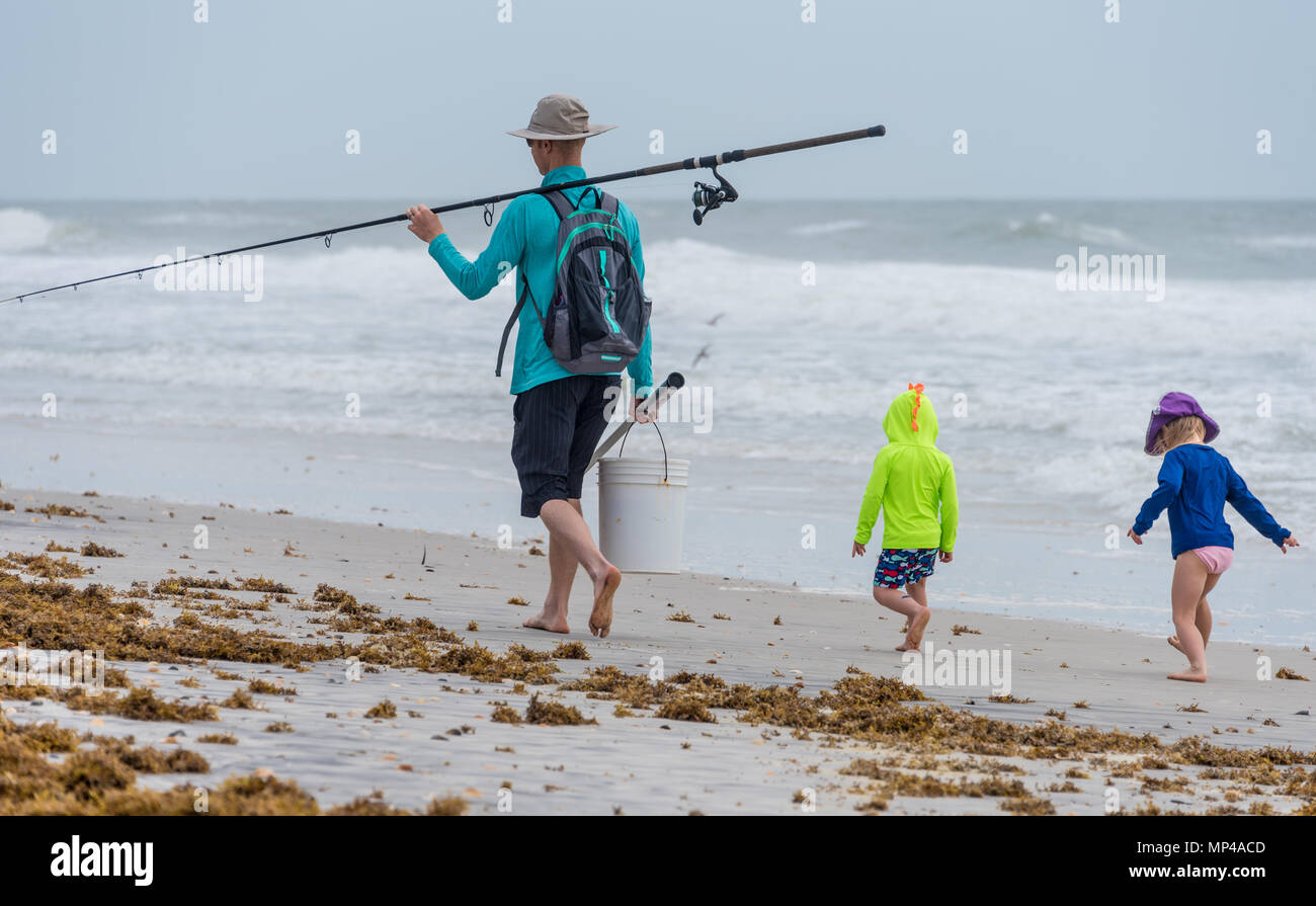 Papà e bambini e godere di una giornata sulla spiaggia in Ponte Vedra Beach vicino a Jacksonville, Florida. (USA) Foto Stock