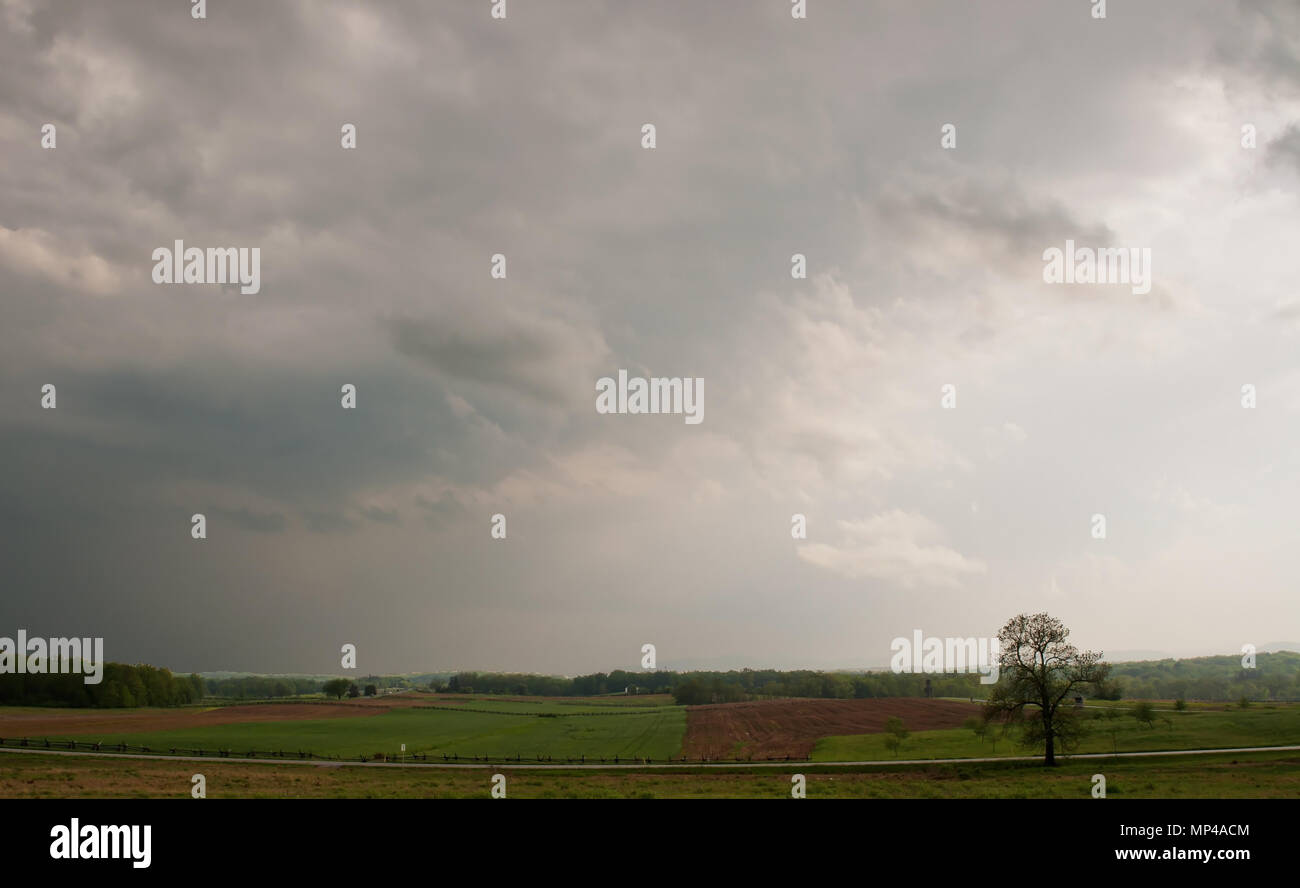 Cielo tempestoso al di sopra di un campo nella primavera di Gettysburg, Pennsylvania Foto Stock