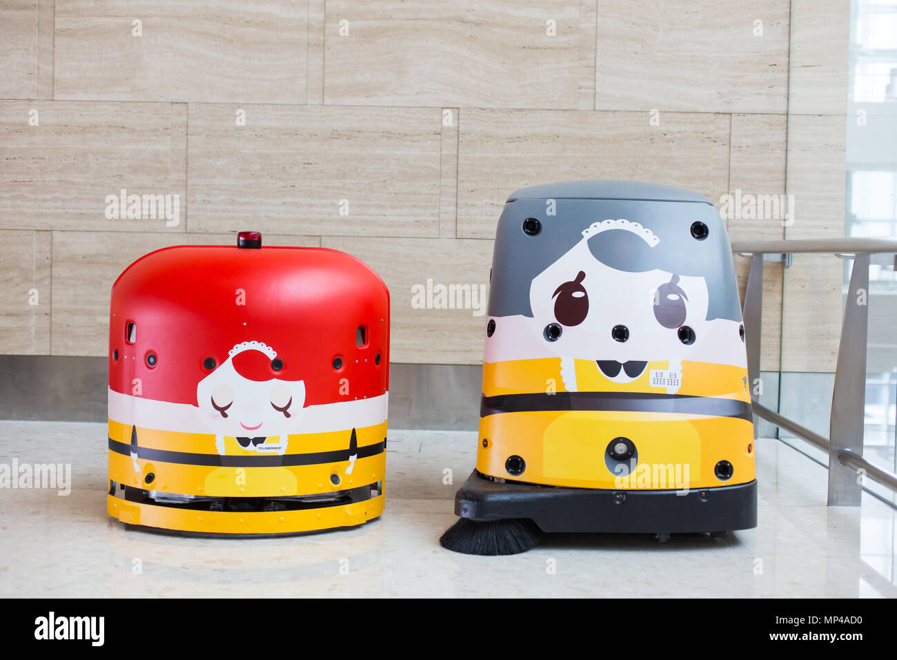 Il terminal 4 dell'aeroporto di Changi utilizza robot di pulizia autonomi avanzati alimentati dall'IA. Singapore. Foto Stock