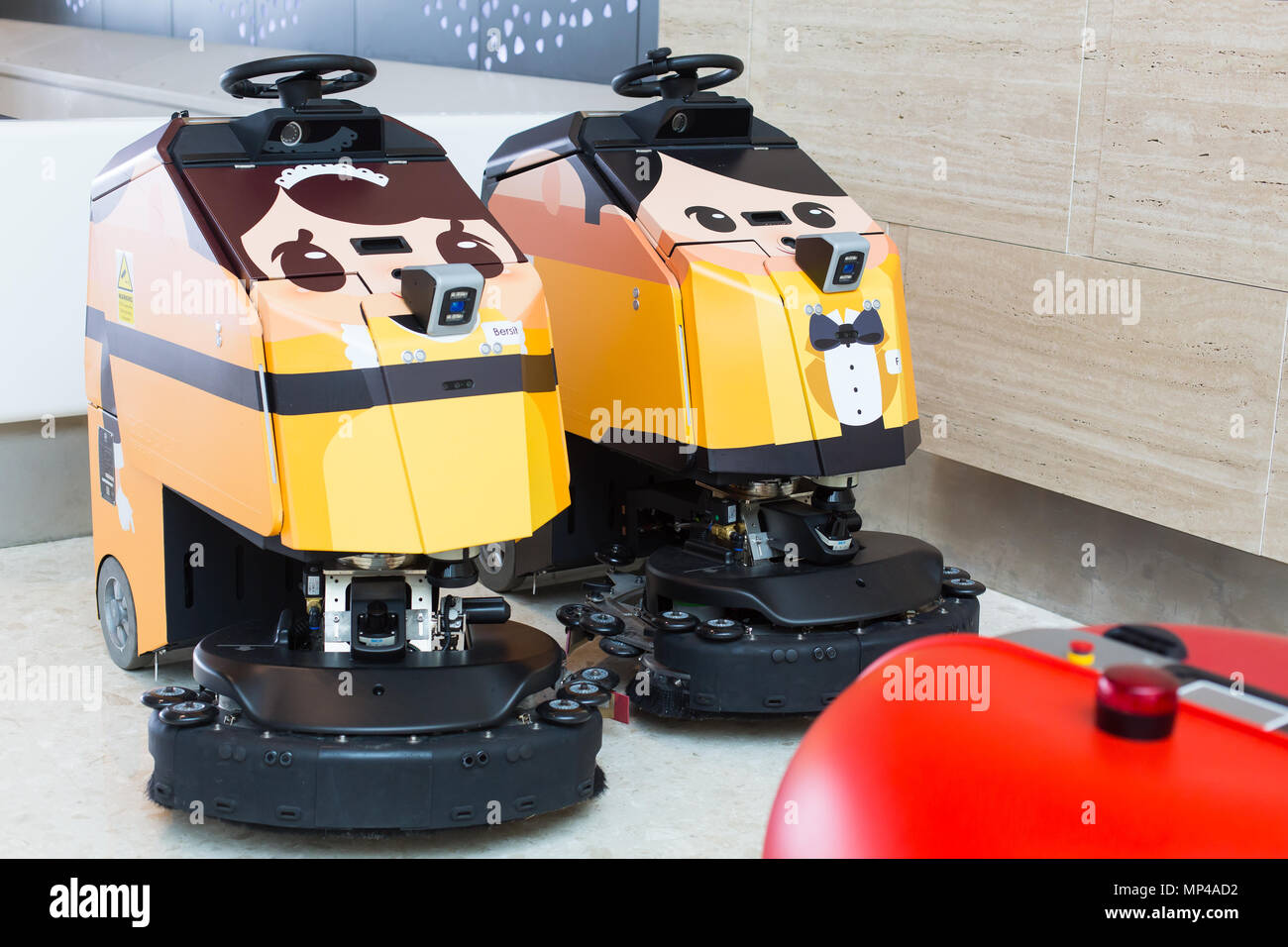 Robot di pulizia industriale automatizzati per mantenere pulito e privo di rifiuti il Terminal 4 dell'aeroporto di Changi. Singapore. Foto Stock