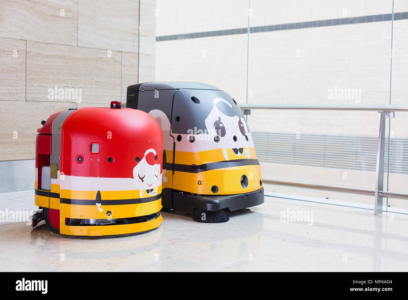 Vista laterale dei robot di pulizia industriale automatizzati per mantenere puliti e privi di rifiuti i piani del Terminal 4 dell'aeroporto Changi. Singapore. Foto Stock