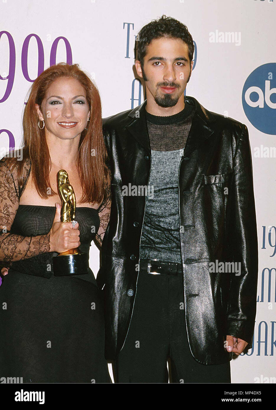 Gloria Estefan & figlio evento nella vita di Hollywood - California, tappeto rosso Evento, STATI UNITI D'AMERICA, industria cinematografica, celebrità, fotografia, Bestof, arte cultura e intrattenimento, Topix celebrità moda, migliori della vita di Hollywood, evento nella vita di Hollywood - California, backstage trofeo, premi mostra, movie celebrità, personaggi televisivi, musica celebrità, Topix, Bestof, arte cultura e intrattenimento, fotografia, inchiesta tsuni@Gamma-USA.com , Tsuni Credito / USA, 1993-1994-1995-1996-1997-1998-1999 Foto Stock