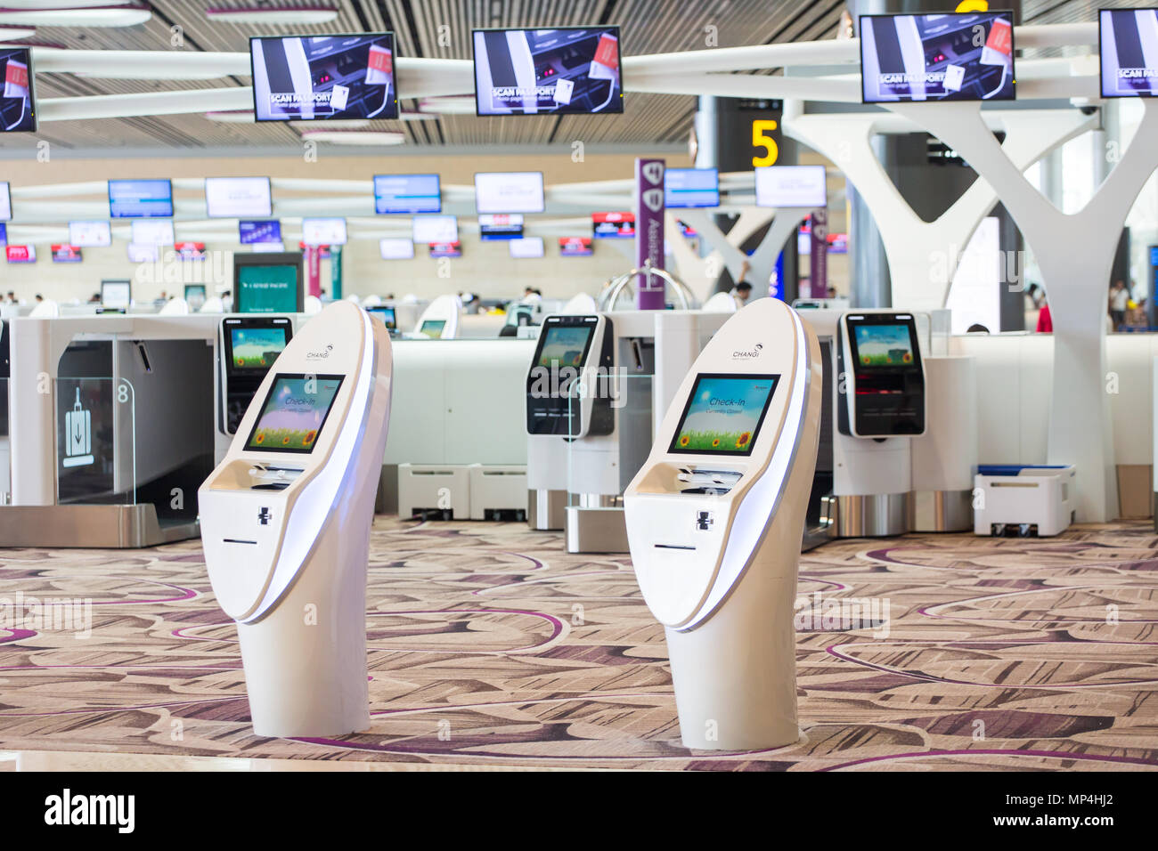 La sala partenze del Terminal 4 dell'aeroporto di Changi utilizza principalmente un sistema di sdoganamento automatizzato per ridurre la manodopera. Singapore. Foto Stock