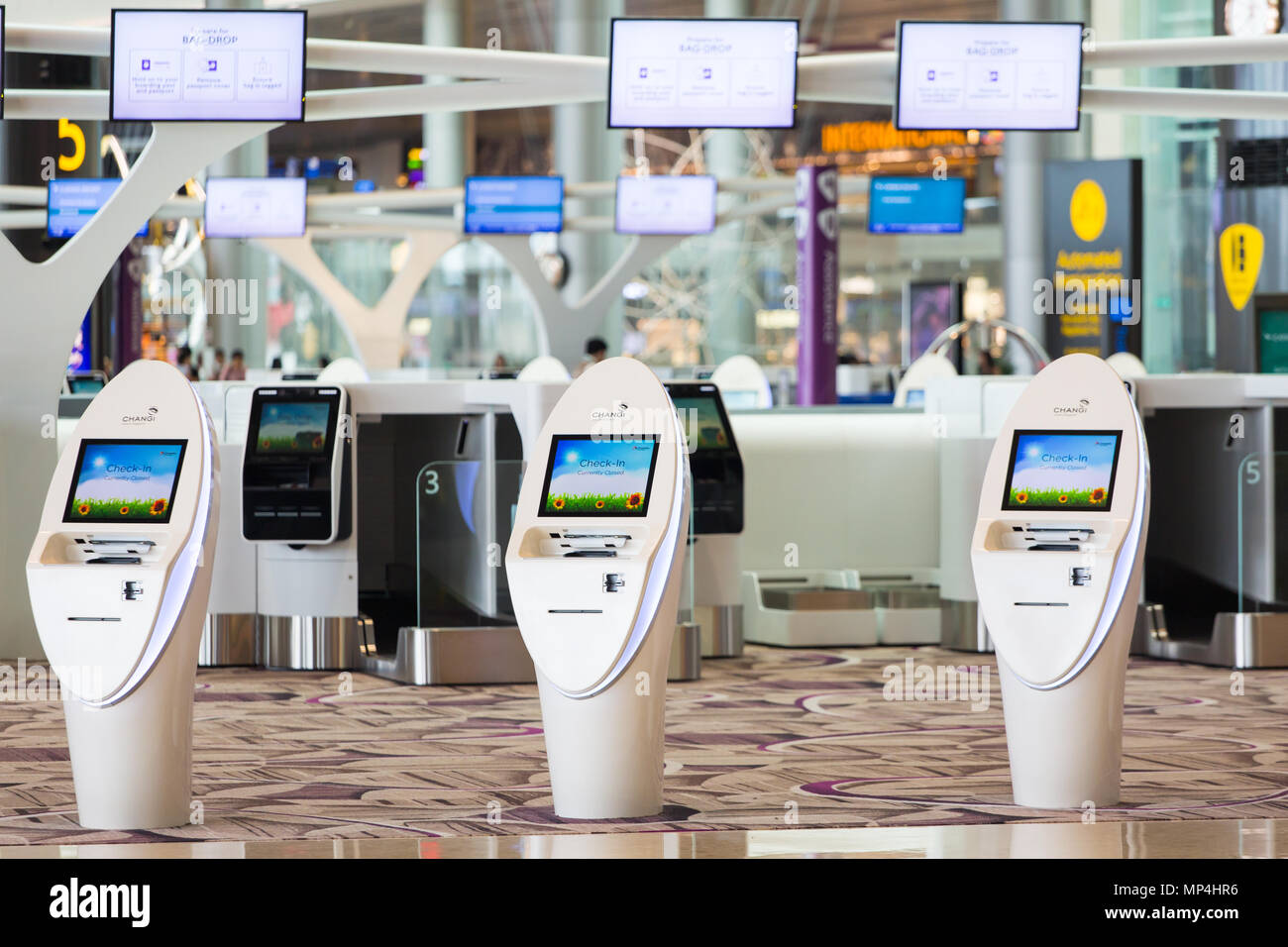 La sala partenze del Terminal 4 dell'aeroporto di Changi utilizza principalmente un sistema di sdoganamento automatizzato per ridurre la manodopera. Singapore. Foto Stock